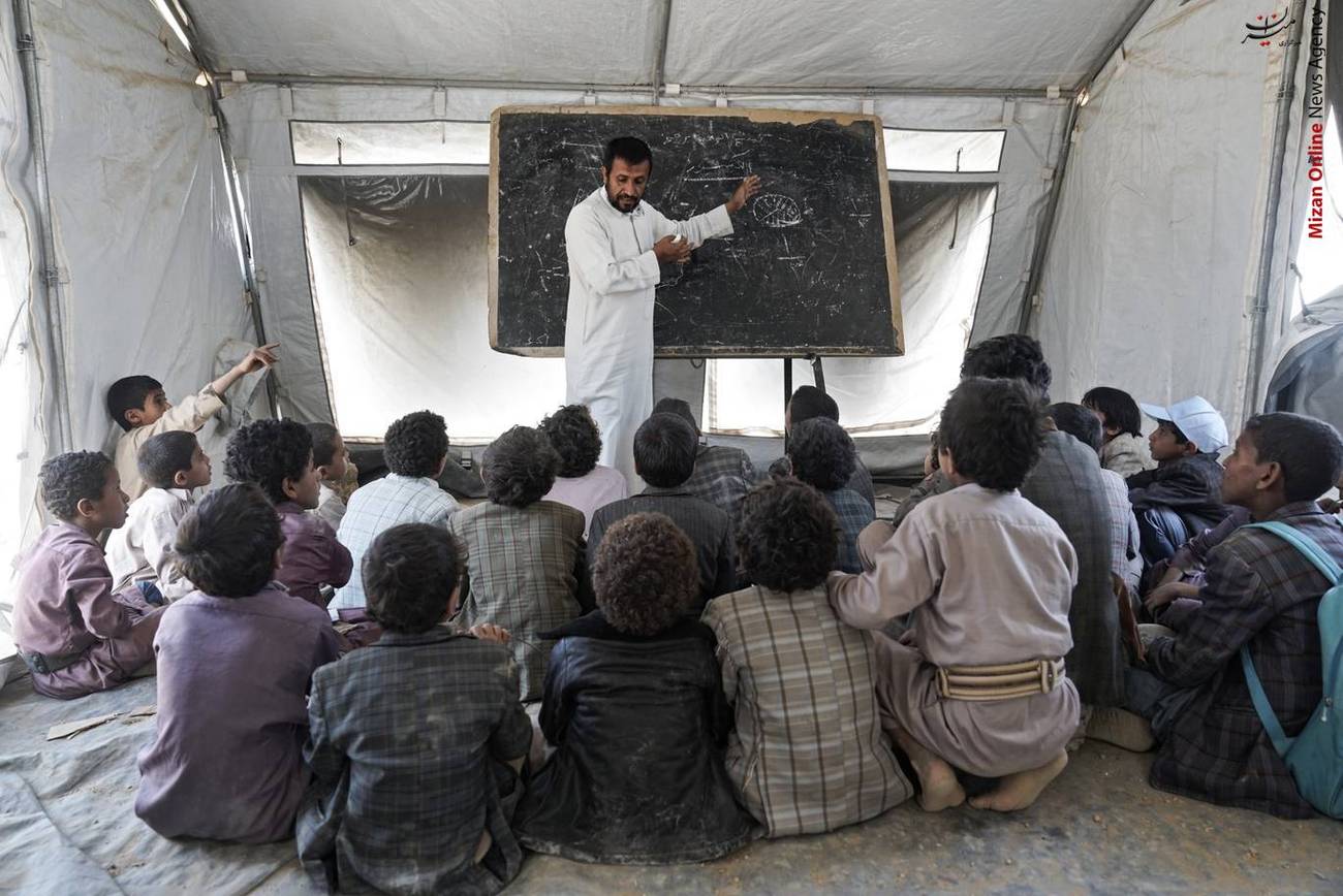 کودکان یمنی در کلاس آموزشی چادری