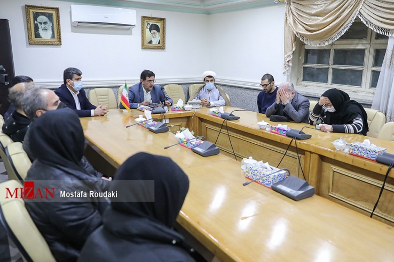 جلسه کمیته صلح و سازش که با حضور قاضی شهریاری و خانواده های غزاله شکور و آرمان عبدالعالی در محل زندان رجایی شهر تشکیل شده بود.
