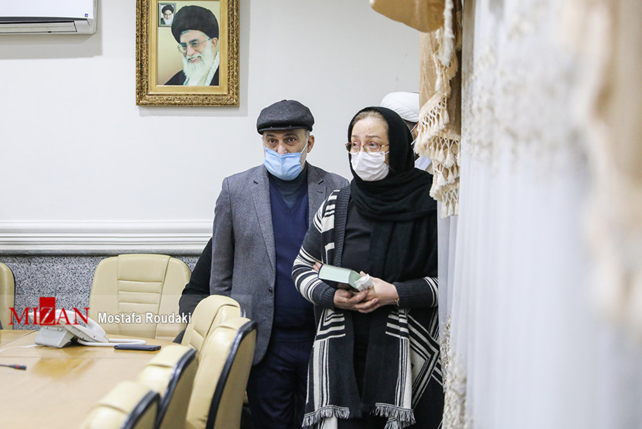 مادر آرمان عبدالعالی با قرآنی که بدست داشت در جلسه صلح و سازش حاضر شد.
