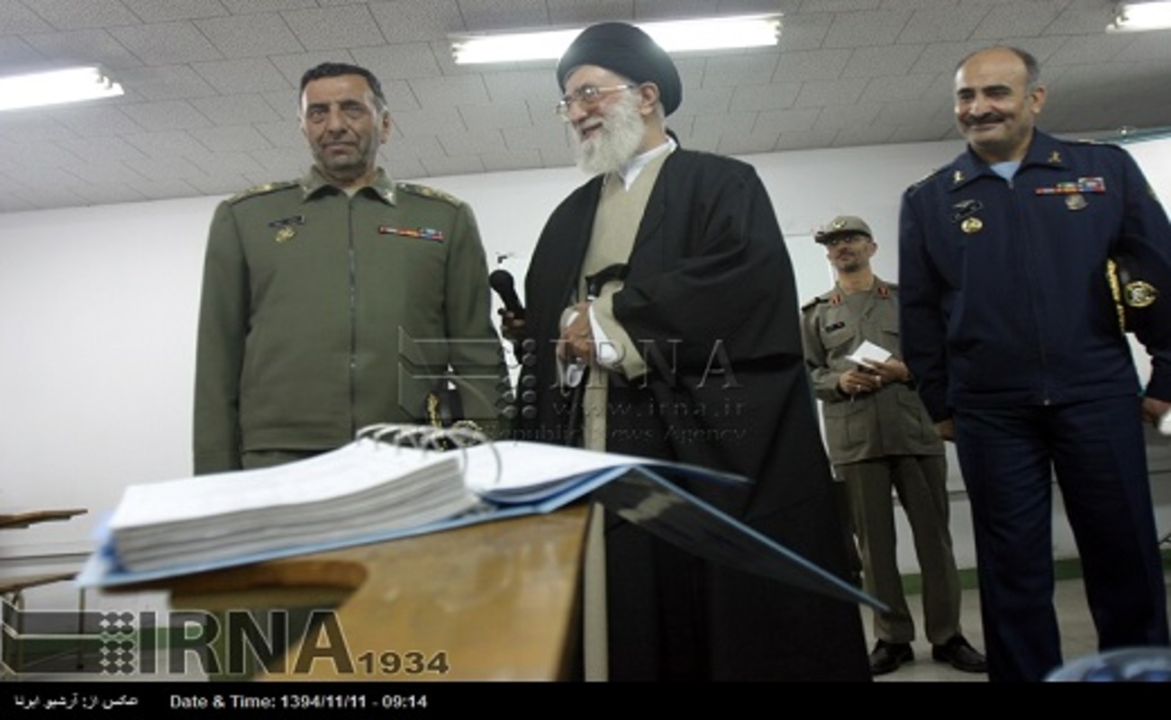 مرحوم سرلشکر محمد سلیمی در کنار رهبر انقلاب