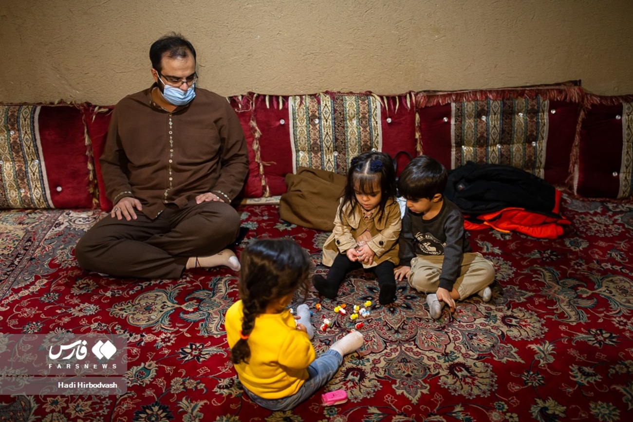 خانواده کرمی گاهی اوقات به رستوران کوتاه قامتان در تهران میروند و با خانواده های دیگر و پرسنل رستوران دیدار میکنند. 