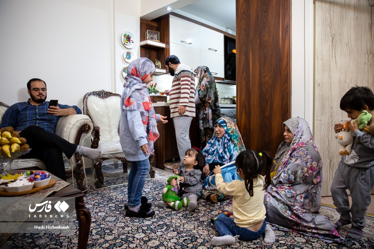 خانواده کرمی در منزل یکی از دوستان خانوادگی اشان هستند. 