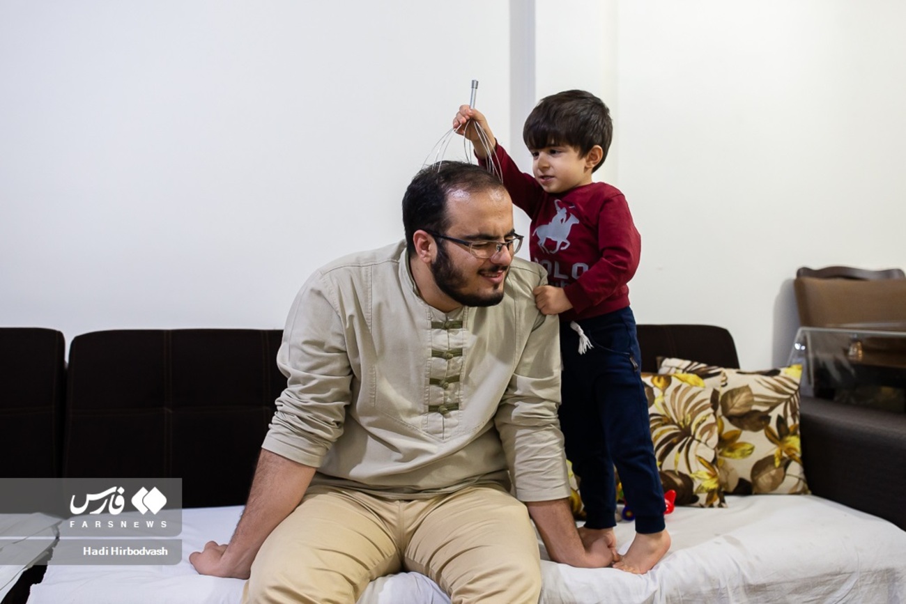 محمد رضا تلاش میکند تا محمد مهدی را سرگرم کند تا فاطمه بتواند تیارا را برای رفتن به بیرون از منزل آماده کند.