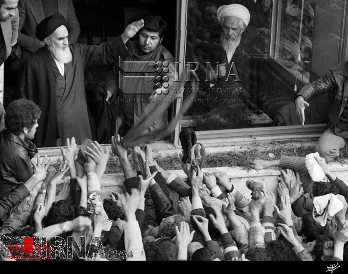 14 بهمن 1357 - دیدار مردم با حضرت امام خمینی (ره) در مدرسه علوی