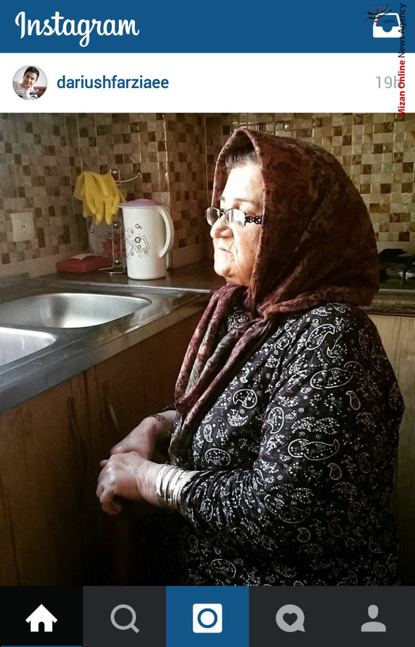 عکس جدید از مادر عمو پورنگ - داریوش فرضیایی در تازه ترین پست خود در اینستاگرام نوشت: به چه می اندیشی؟ 
شاید دلتنگ راه رفتن و دیدن آدمهای شهر شده ای
شاید هم.......... حالت را می فهمم 
دنیا جوانیت را به تاراج برد 
تو ماندی و خاکستر خاطره ها 
و امروز همدم تنهایی ات قاب پنجره ایست که ترا به دیدار پرواز پرستوها دعوت میکند 
همان پرستوهای عاشق..