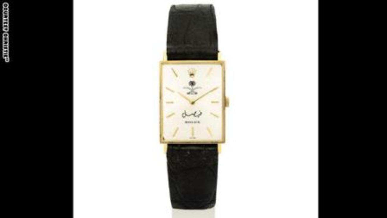 Rolex، ساعت مچی نادر از طلای 18 عیار که برای یادبود ملک فیصل ساخته شده و امضای وی روی صفحه آن دیده میشود. قیمت آن 3 تا 5 هزار دلار تعیین شده است 