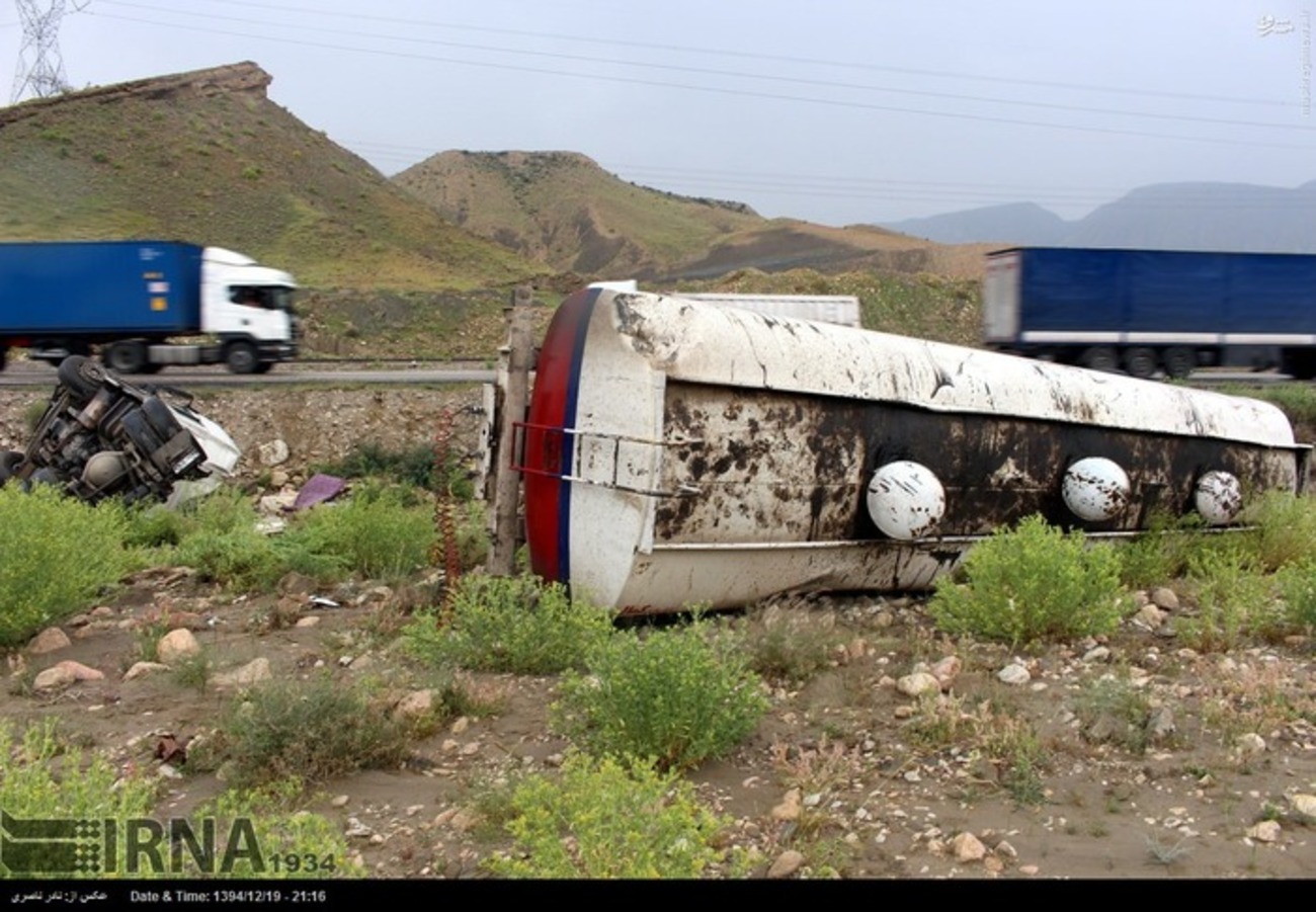 واژگونی کامیون ها در جاده بندر عباس