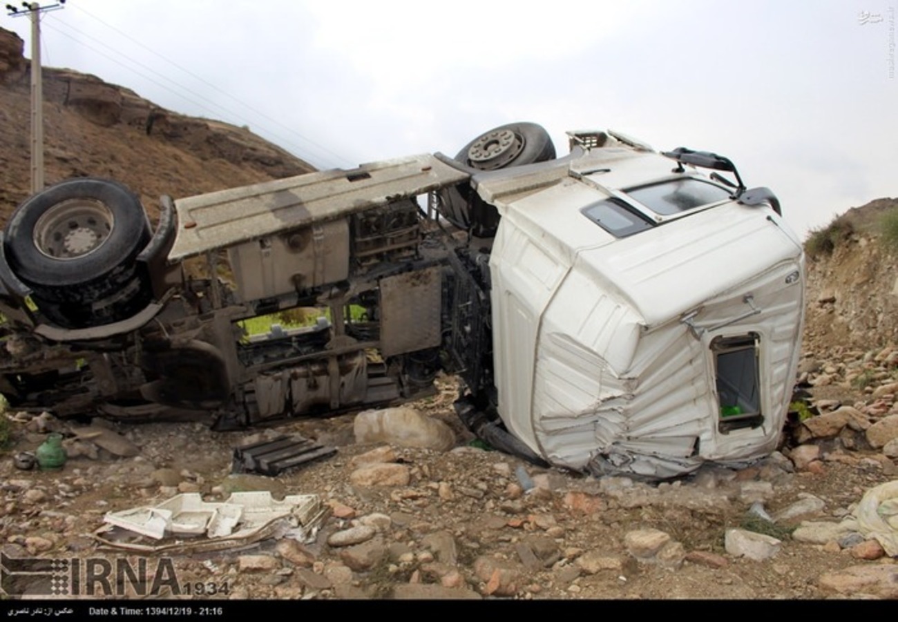 واژگونی کامیون ها در جاده بندر عباس