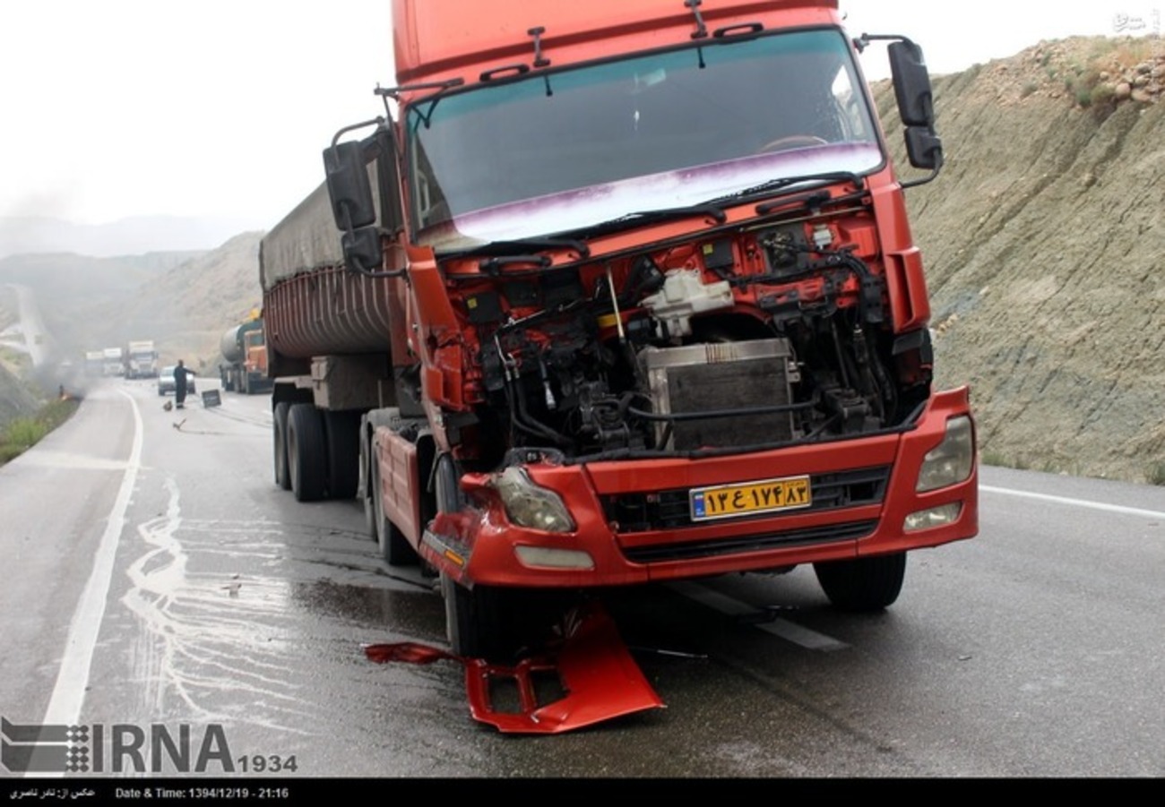 واژگونی کامیون ها در جاده بندر عباس