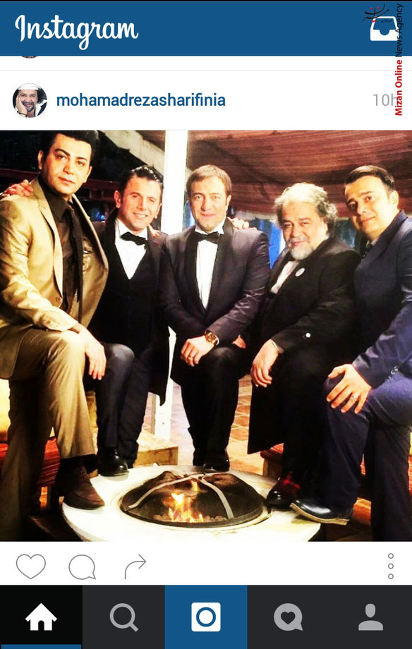 عکس دسته جمعی محمد رضا شریفی نیا و بازیگران فیلم سینمایی «ثبت با سند برابر است» در روز پایانی فیلمبرداری