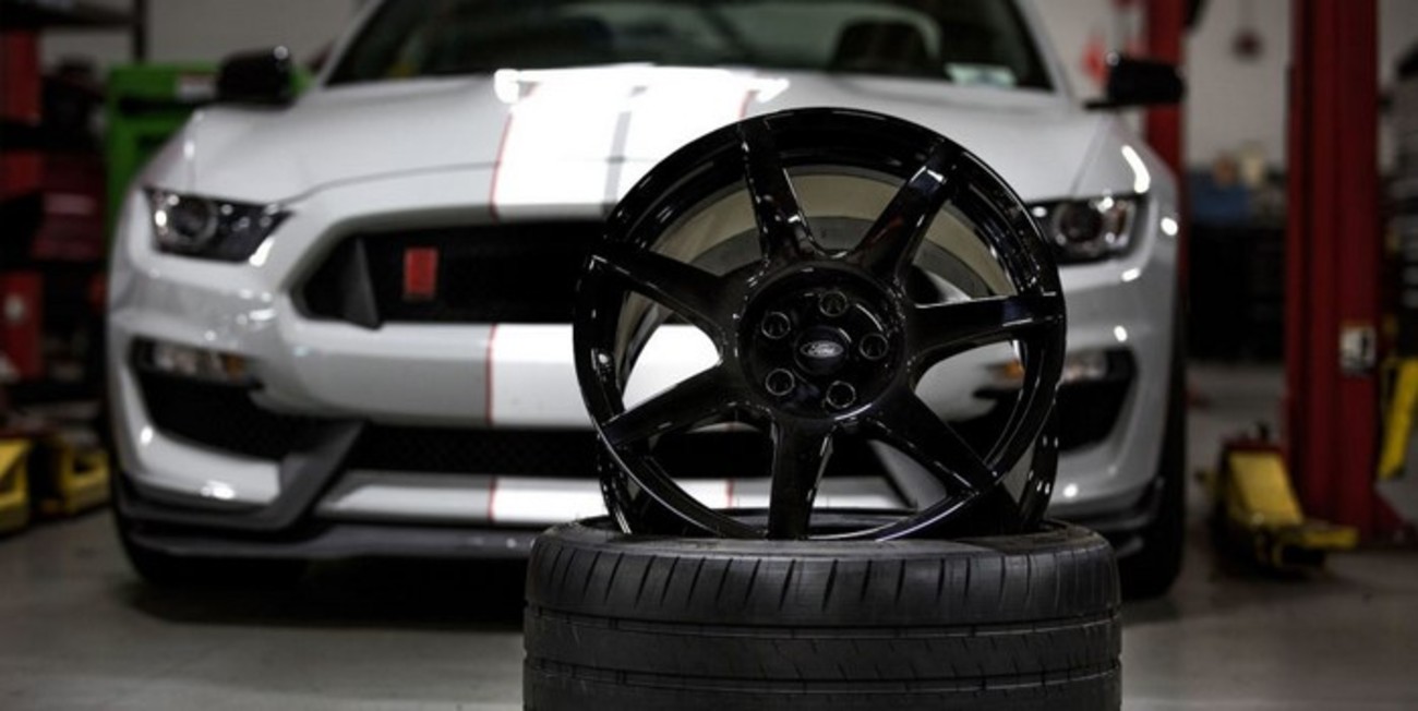 فورد موستانگ شلبی GT350R - این رینگ‌ها شاید از لحظ ظاهری یکی از ساده‌ترین رینگ‌های این لیست باشند اما دلیل قانع کننده‌ای برای حضور آنها در این لیست وجود دارد و آن ساخته شدن این رینگ‌ها با فیبرکربن است. فورد با تولید انبوه رینگ‌های فیبرکربنی دست همه‌ی رقبا را بسته است. این رینگ‌ها نسبت به نمونه‌های آلومینیومی دارای وزن کمتر و استحکام بالاتری هستند.