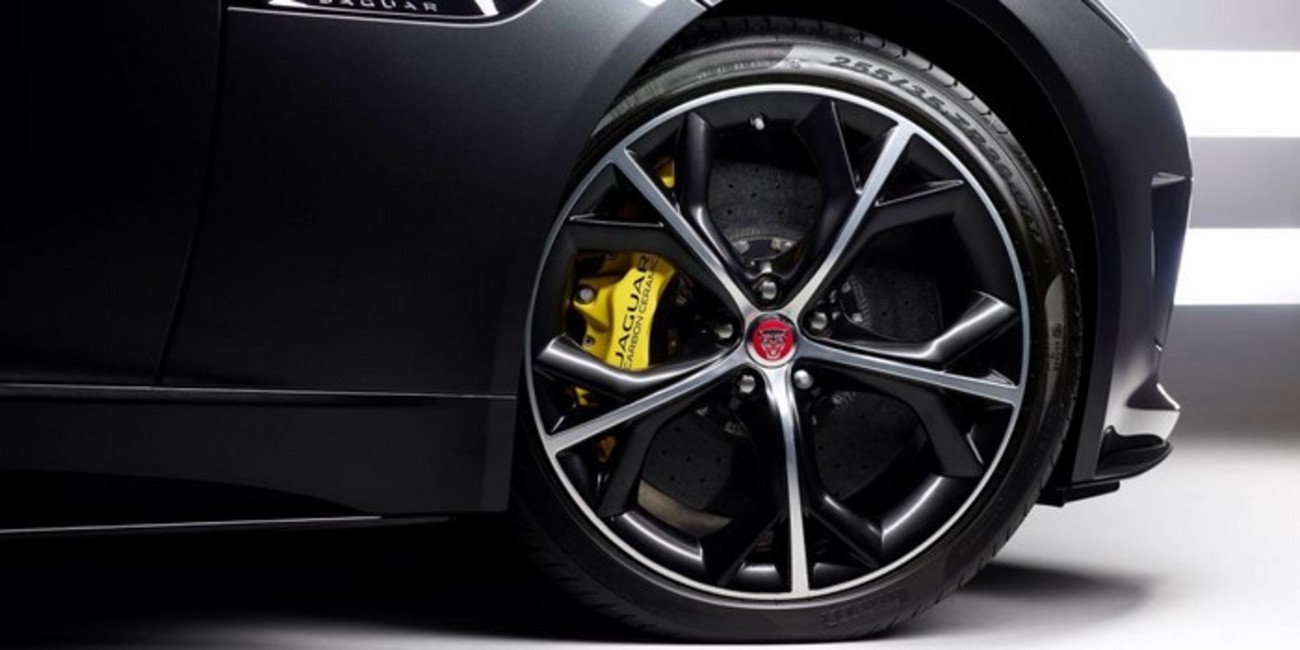  جگوار F-Type R-Storm - جگوار استورم مجهز به یکی از گرانقیمت ترین رینگ‌های لیست است. دلیل این امر هم این است که این رینگ‌ها تنها به همراه ترمزهای کربن سرامیکی به قیمت ۱۲ هزار دلار قابل سفارش هستند. طراحی این رینگ ها به شکل دانه‌ی برف بوده و در ترکیب با ظاهر جگوار اف تایپ، آنقدر زیبا هستند که کاملا ارزش پرداخت این قیمت را دارند.