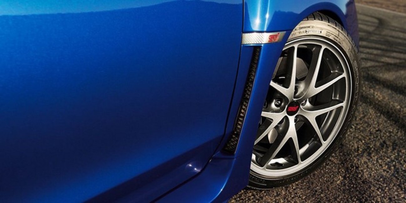 سوبارو WRX STI لیمیتد - رینگ‌های ساخت BBS همیشه در بین خودرودوستان طرفداران زیادی داشته اند. سوبارو هم مدل لیمیتد WRX STI را با رینگ‌هایی از این برند عرضه می‌کند. اگر می خواهید سوباروی شما شبیه ماشین کالین مک‌ری شود، کافی است که این رینگ‌ها را به رنگ طلایی سفارش دهید.
