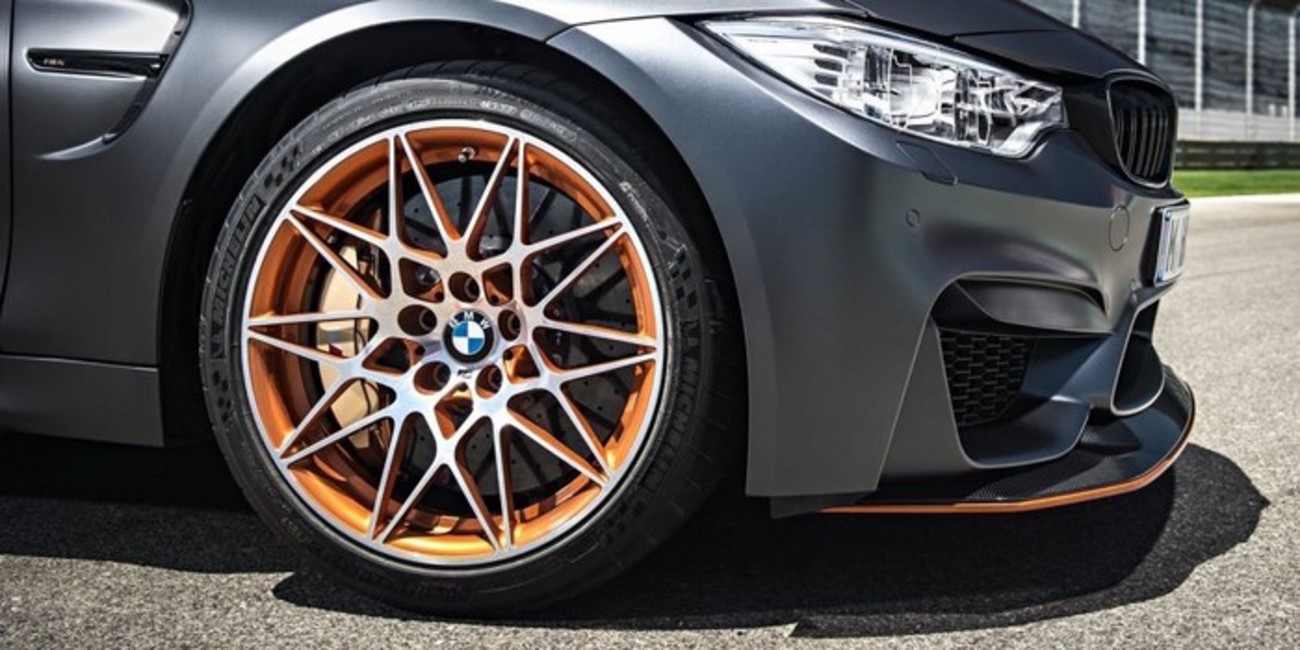 بی ام و M4 GTS - زیبایی این رینگ‌ها واقعا محصور کننده است. بی ام و در این مدل یکی از زیباترین و هیجان انگیزترین رینگ‌های بازار را عرضه می‌کند. این رینگ‌ها به رنگ مسی رنگ آمیزی شده‌اند و کاملا با باطن خشن و وحشی M4 GTS همخوانی دارند. با دیدین این رینگ‌ها متوجه خواهید شد دیگر زمانی که طراحان بی ام و از طرح‌های محافظه کارانه استفاده می کردند به پایان رسیده است.