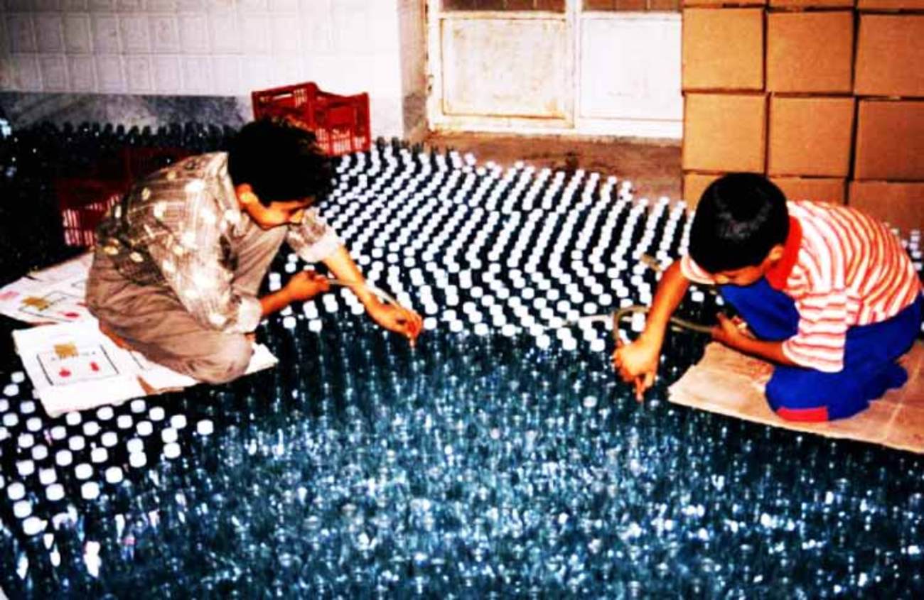 ریختن گلاب‌ها در شیشه‌ها در ظرف‌ها به روش قدیمی