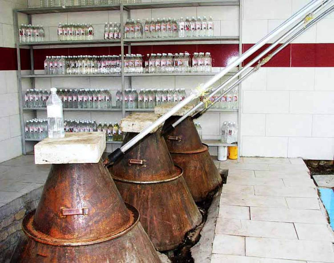 دیگ‌هایی برای جوشاندن گل محمدی
