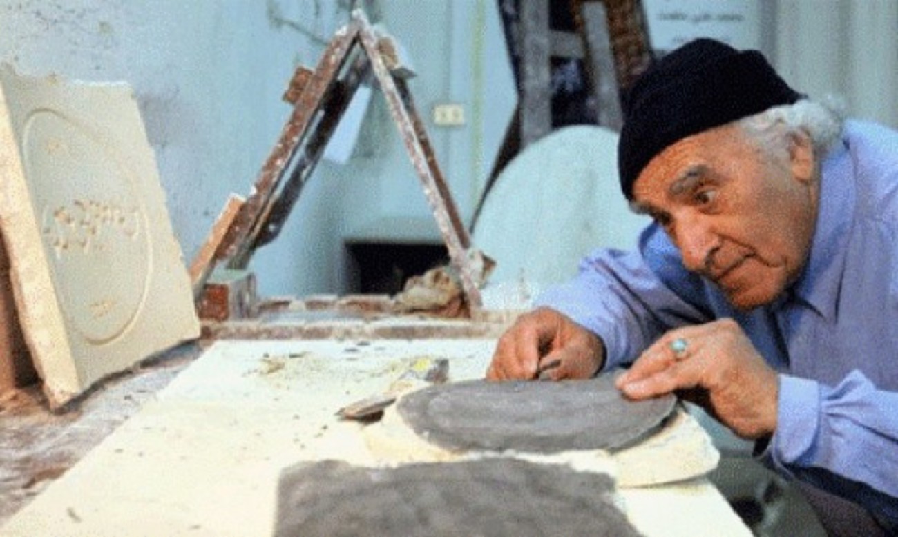 حکمت در کارگاه پیکرتراشی خود در اردن
