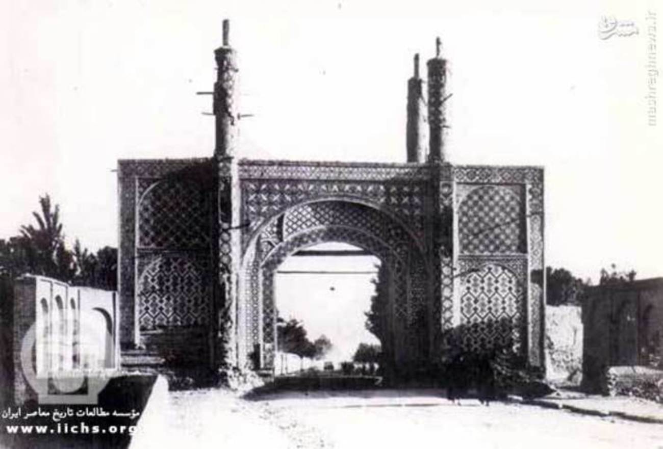 دروازه يوسف‌آباد از بيرون شهر 