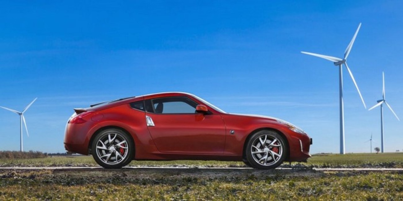 نیسان 370Z

قدرت: ۳۳۲ اسب بخار،  قیمت: ۲۹۹۹۰ دلار

نیسان Z مدتهاست که دیگر در میان رقبای جدید و بسیار جذاب جدیدش گم شده است و کمتر خبری در مورد آن می‌شنوید، اما در این لیست نیسان Z گزینه‌ای بسیار جدی به خصوص برای علاقه‌مندان به دریفت است. برای خریداری نیسان Z به بودجه‌ای کمتر از یک سوبارو BRZ نیاز دارید در حالی که قدرت بیشتری را دریافت خواهید کرد. پیشرانه‌ این خودرو ۳.۵ لیتری شش سیلندر است.