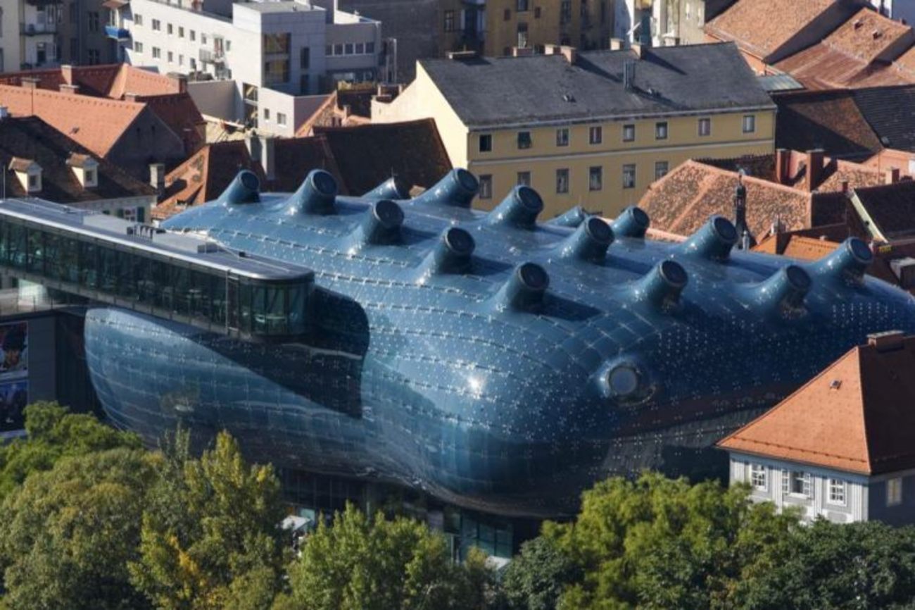 موزه‌ Kunsthaus

برای دیدن این ساختمان عجیب که توسط «پیتر کوک» و «کالین فورنیر» طراحی شده باید به شهر گراتس (Graz) اتریش سفر کنید. تشخیص این مسئله که این بنا دقیقاً شبیه به چیست بسیار سخت است. این ساختمان در واقع موزه‌ هنرهای معاصر است و شاید شکل عجیب آن هم به همین دلیل باشد.