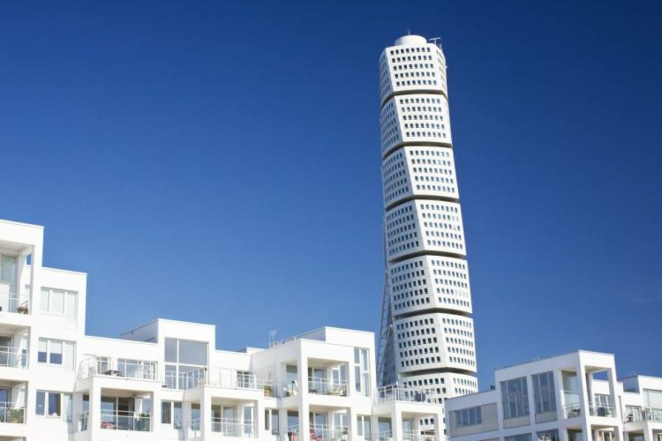 برج پیچنده، بنای مسکونی مدرن در سوئد

برج پیچنده (Turning Torso) بلندترین آسمان‌خراش کشور سوئد است. البته این برج حرکت نمی‌کند اما ظاهر آن طوری طراحی شده که حرکت و چرخش را به ذهن متبادر می‌کند.