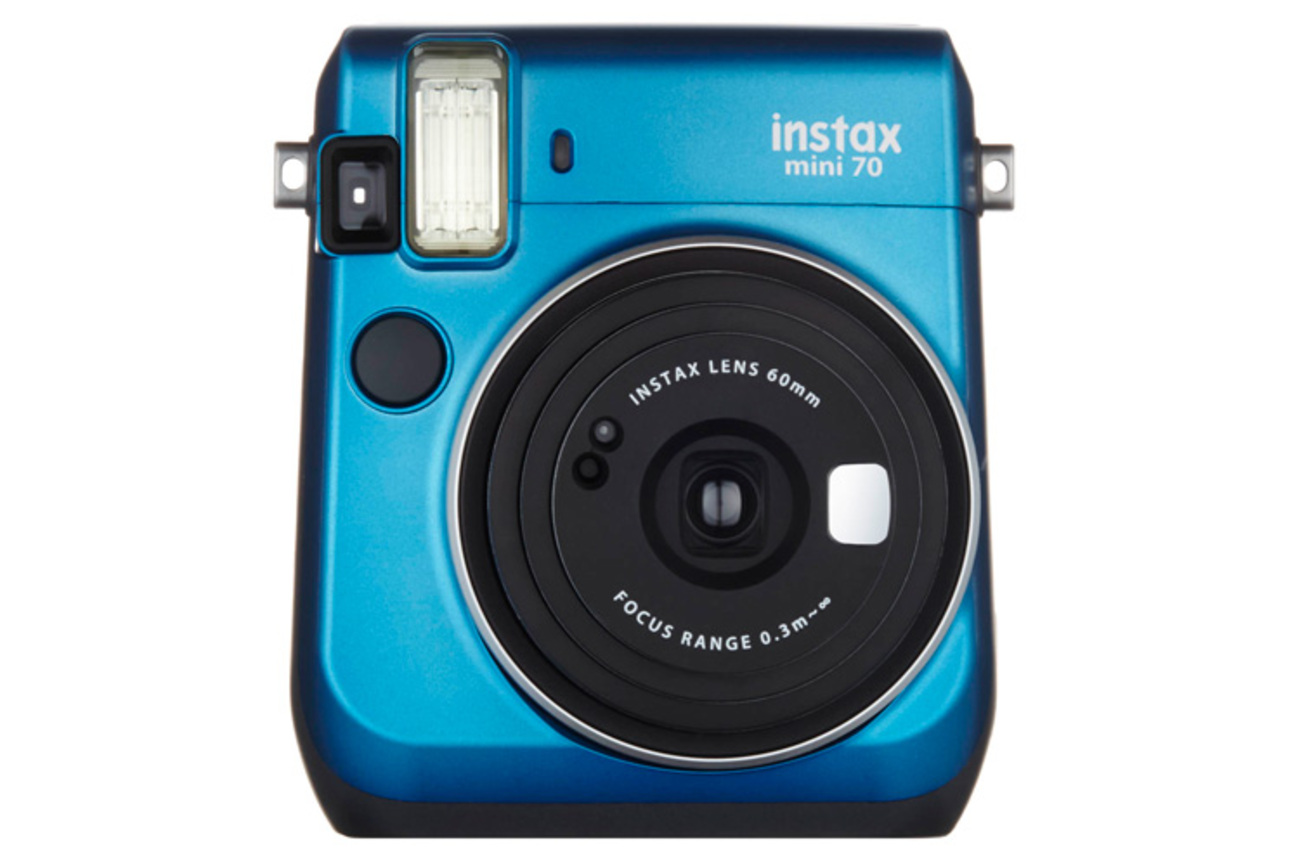 دوربینی برای سفر‌های خانوادگی - دوربین جدید فوجی‌فیلم با نام Instax محصولی دوست داشتنی و البته کاربردی برای سفر‌های خانوادگی است. این دوربین می‌تواند تصاویر را بعد از ثبت، (بدون نیاز به دستگاه دیگری) پرینت کند. در این نسخه که مدل mini 70 است، عکاسی سلفی نیز بهبود یافته و آینه‌ای کنار عدسی قرار گرفته است که از طریق آن می‌توانید هرچه ساده‌تر از خودتان عکس بگیرید. برای خرید این محصول نیز باید ۱۳۹ دلار بپردازید.