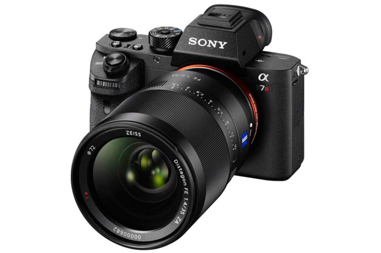 دوربینی برای ثبت ویدیو‌های باکیفیت - دوربین جدید سونی با نام A7R II یکی از محصولاتی است که می‌تواند توجه هنر دوستان را به خودش جلب کند. این محصول توانایی فوکوس خودکار بالایی دارد. این محصول می‌تواند ویدیو‌هایی با وضوح 4K و ۴۲ مگاپیکسلی ثبت کند و به همین دلیل محصولی مناسب برای رویداد‌های ورزشی، عکاسی از چهره و استفاده در طبیعت به حساب می‌آید. البته این توانایی‌ها باعث شده‌اند که این دوربین قیمتی در حدود ۳۱۹۹ دلار داشته باشد.