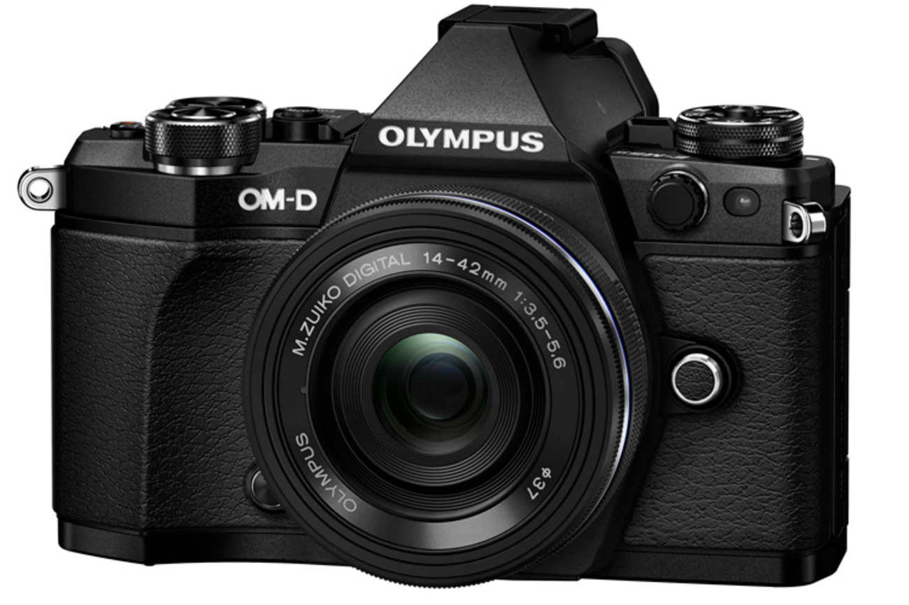 دوربینی برای سفر به مناطق خوش منظره - با استفاده از دوربین Olympus OM-D EM-10 Mark II کاربران می‌توانند تصاویری را از مناطق دوردست بدون هیچ‌گونه لرزشی ثبت کنند. دوربین این محصول دارای فنّاوری قدرتمندی در زمینه لرزشگیری است که امکان ثبت تصاویر مناسب را در حین لرزش دست ارائه می‌کند. محصول مذکور دارای وای‌فای داخلی است که از طریق آن می‌توانید تصاویرتان را به‌ محض ثبت، در فیس‌بوک و سایر شبکه‌های اجتماعی به اشتراک بگذارید. این محصول ۶۹۹ دلار قیمت دارد.