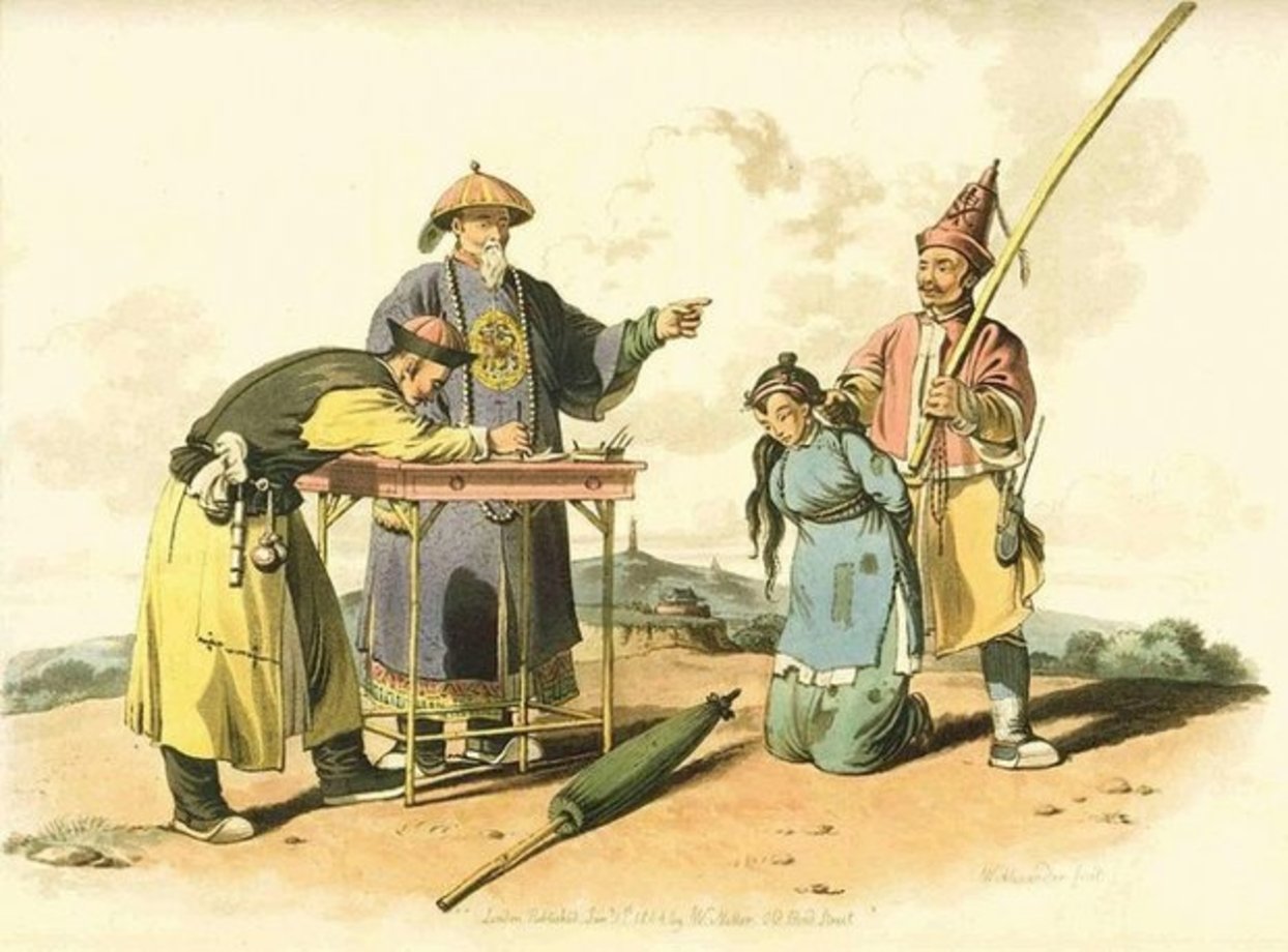 شکنجه چینی

این نوع شکتجه کمترین میزان درد و برخورد فیزیکی را دارد و بیشتر برای شکنجه ذهنی استفاده می‌شود. در آن مجرم را یا روی یک صندلی با روی زمین می‌نشانند و سپس یک قطره آب هر لحظه روی سرش می‌چکد. به خودی خود این موضوع اصلا اذیت کننده نیست اما وقتی تکرار شود، هر قطره آب تبدیل به توپی از جنس آهن می‌شود که روی سر فرود می‌آید و بسیار آزار دهنده است؛ به قدری که حتی خود مجرم هم ممکن است تقاضای شکنجه و مرگ سریع‌تری داشته باشد.