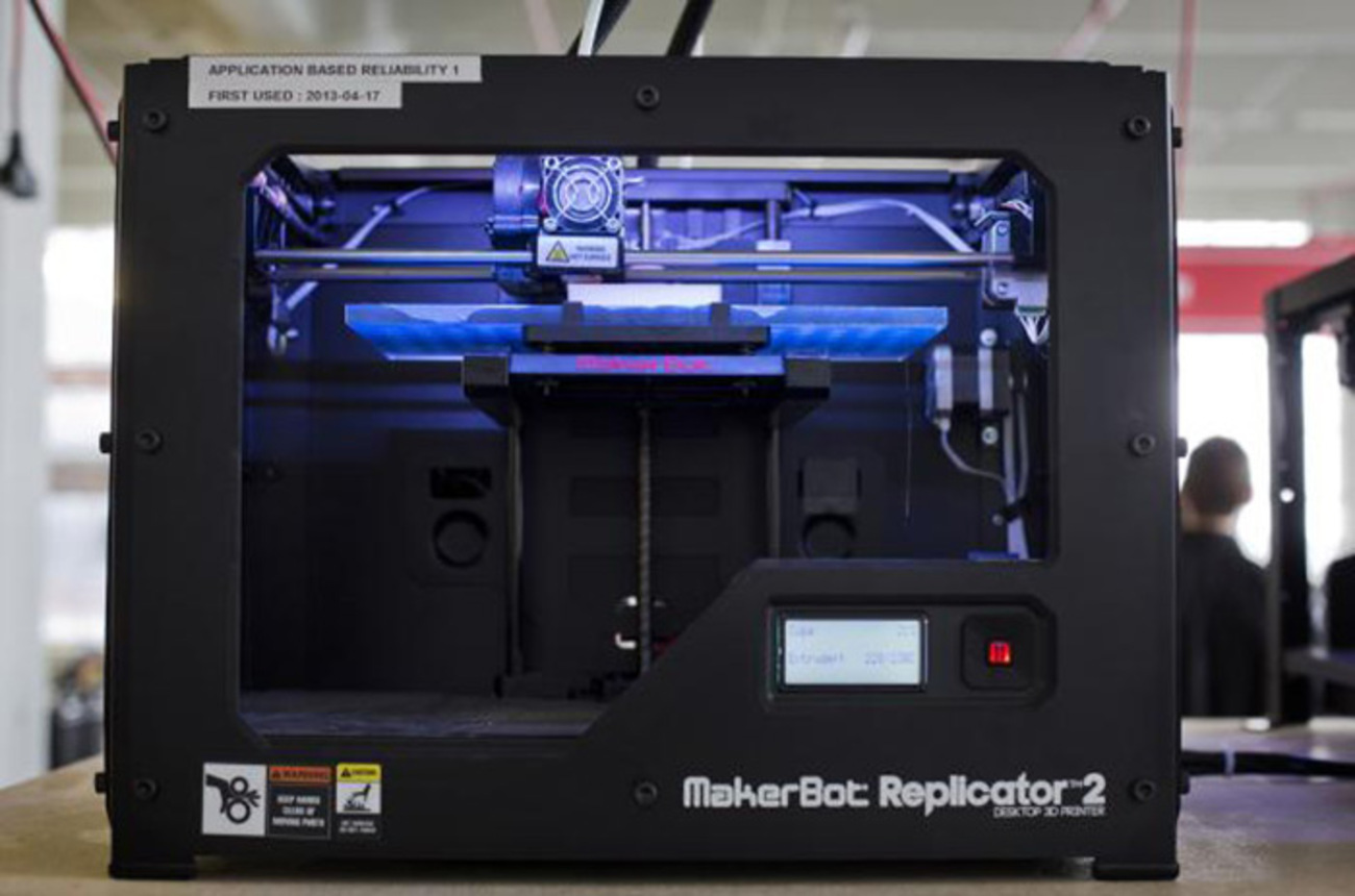 دستگاه Makerbot Replicator اولین یا بهترین پرینتر سه‌بعدی نبود. اما با توجه به قیمت کمتر از ۲۰۰۰ دلار، این دستگاه تکنولوژی پرینت سه‌بعدی را به صورت وسیع در اختیار عموم گذاشت. این وسیله با کمک تکنولوژی شبیه دستگاه‌های جوهر‌افشان، پلاستیک داغ را تبدیل به اشکال سه‌بعدی جهت قطعه‌های هنری، وسایل مکانیکی و غیره می‌کرد. به عنوان یک کمپانی، آینده Makerbot نا‌مشخص است. اما این وسیله کمک کرد تا تکنولوژی پرینت سه‌بعدی در مسیر خود قرار گیرد و در برنامه کلاسی بسیاری از مدارس آمریکا خود را جای داد.