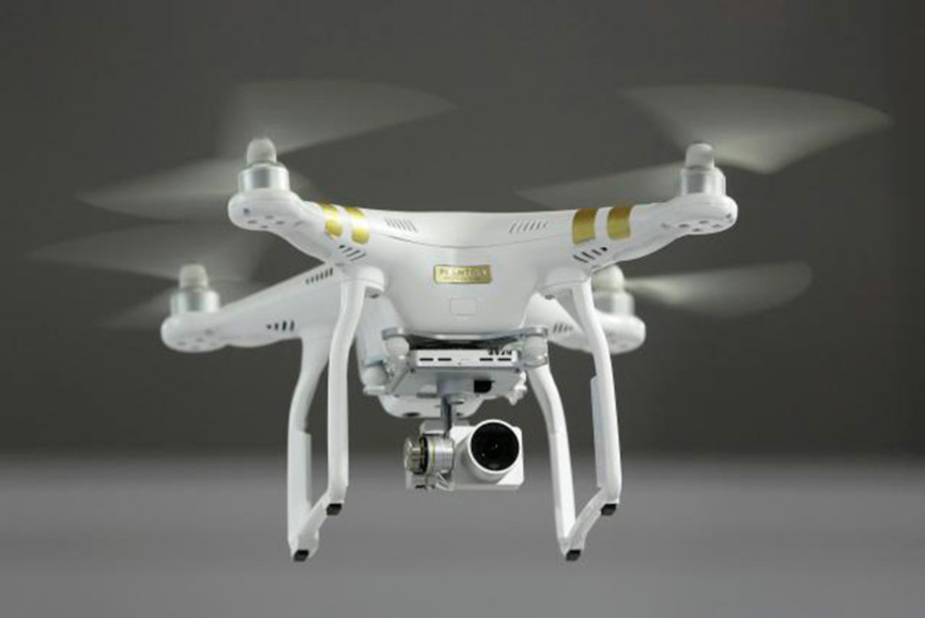 DJI Phantom - احتمالاً پهپاد‌های کوچک به زودی وسایل مارا جا‌به‌جا خواهند کرد، مراسم‌ خانوادگی ما را فیلمبرداری می‌کنند و به اعضای گروه کمک‌های اورژانسی یاری می‌دهند تا افراد را در شرایط بحرانی پیدا کنند. در حال حاضر آنها اکثراً وسایل سرگرمی برای افراد مختلف و عکاسان هستند. کمپانی چینی DJI محبوب‌ترین سری این پهپاد‌ها با نام Phantom را به بازار عرضه کرده است. نمونه جدید آنها با نام فانتوم ۴، از دید کامپیوتری برای برخورد نکردن با موانع بدون دخالت انسان، استفاده می‌کند. این اتفاق به افراد مبتدی کمک می‌کند از این وسایل استفاده کنند و دسترسی افراد مختلف را به آن آسان می‌کند.