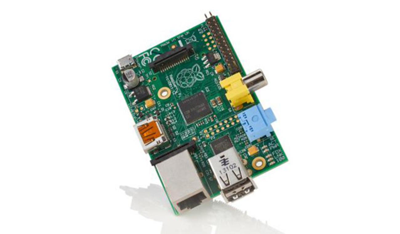 Raspberry Pi - یک کامپیوتر تک بوردی است که قیمت ۳۵ دلاری با سایز آن متناسب است. این کامپیوتر بدون مانیتور، کیبورد و ماوس است و قرار نیست جای کامپیوتر‌های شخصی را بگیرد. Pi در کلاس‌های درسی در سطح جهان برای آموزش برنامه‌ریزی و سخت‌افزار استفاده می‌شود. با فروش ۸ میلیون دستگاه از این کامپیوتر طی سال گذشته، این احتمال وجود دارد که مارک زاکربرگ بعدی کار خود را آغاز کرده باشد.