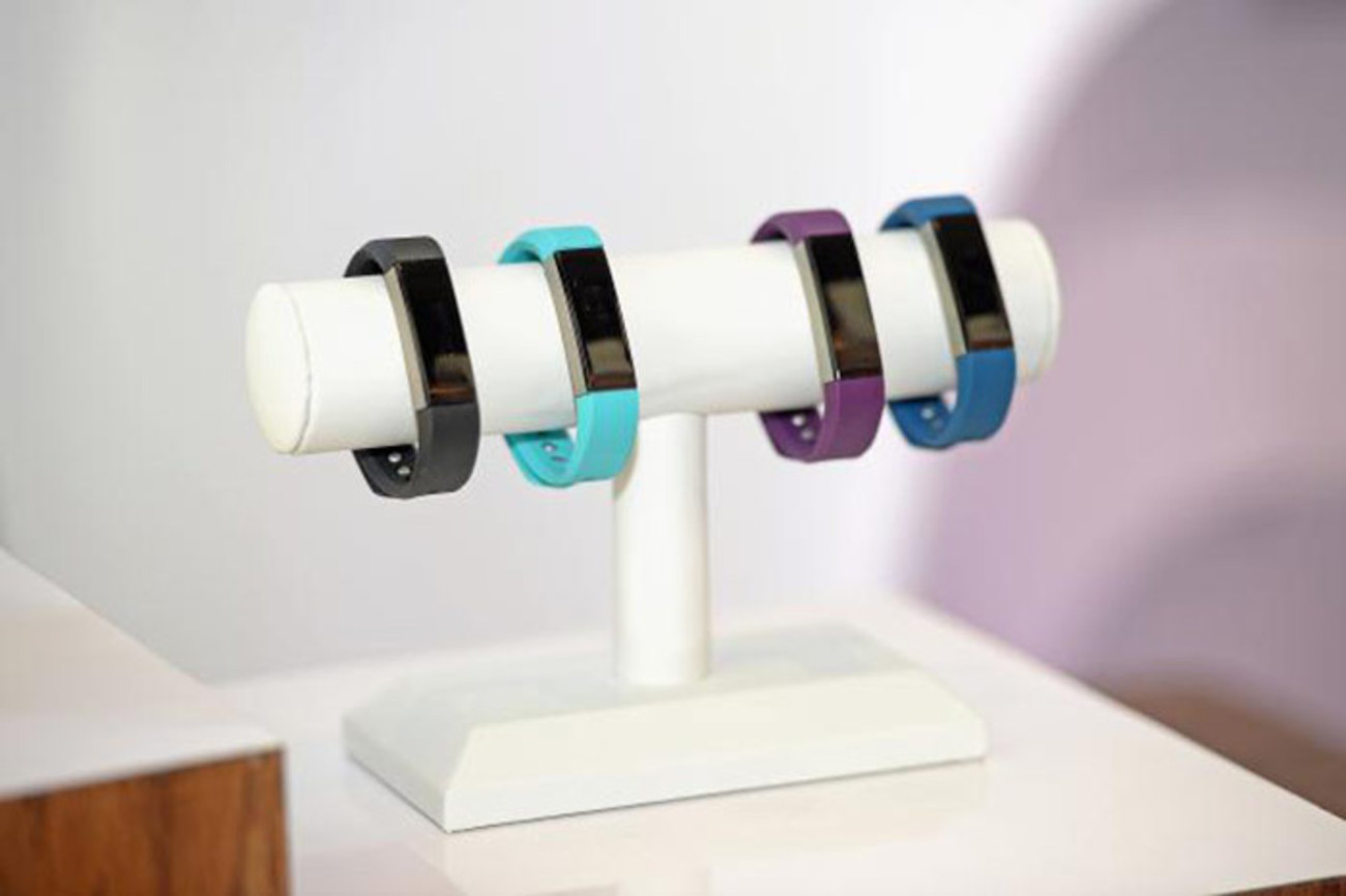 Fitbit - دستگاه‌های قدم شمار قرن‌‌ها است که وجود دارند اما این دستگاه Fitbit بود که آن‌ها را وارد دنیای دیجیتال کرد و به صورت وسیع عرضه شد. اولین دستگاه این کمپانی در سال ۲۰۰۹ عرضه شد و قدم‌های کاربران، کالری سوخته‌شده و برنامه خواب آنها را دنبال می‌کرد. علاوه بر این، کاربران می‌توانستند این اطلاعات را برای آنالیز بیشتر روی سایت این کمپانی آپلود کنند. با برچسب قیمتی ۹۹ دلاری، Fitbit نشان داد که دستگاه‌های پوشیدنی می‌توانند قیمت مناسبی داشته باشند. این کمپانی در سال ۲۰۱۵ بیش از ۲۰ میلیون دستگاه فروخت.