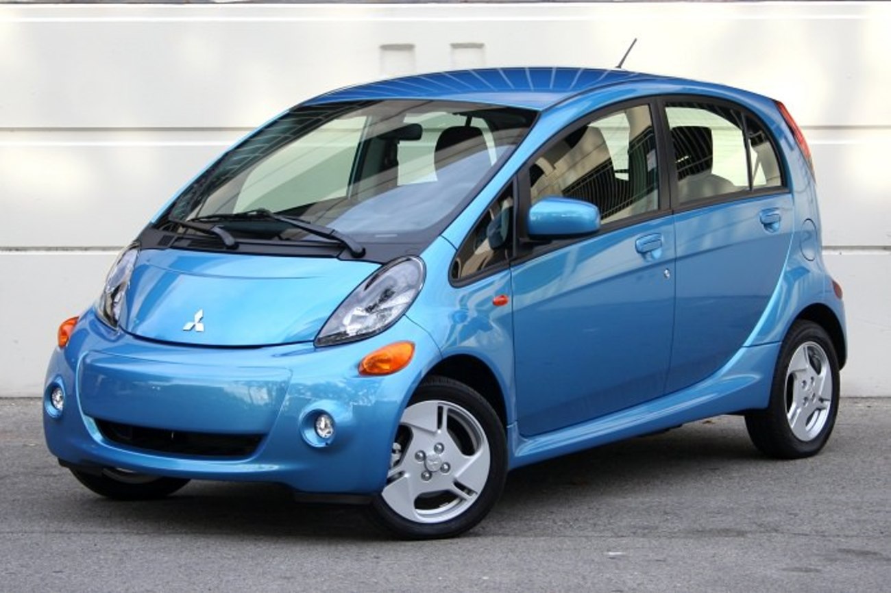 میتسوبیشی i-Miev - اگر به یک خودروی مناسب برای زمین گلف نیاز دارد، میتسوبیشی i-Miev یکی از گزینه‌های مناسب است. نمای خارجی آن مانند تخم ‌مرغی است که چرخ دارد و می‌تواند ۱۰۰ کیلومتر مسافت در هر بار شارژ طی کند. حتی در رنگ‎هایی غیر از سفید، بهانه‏‌ای برای ایراد نگرفتن از طراحی خارجی این خودرو وجود ندارد.
