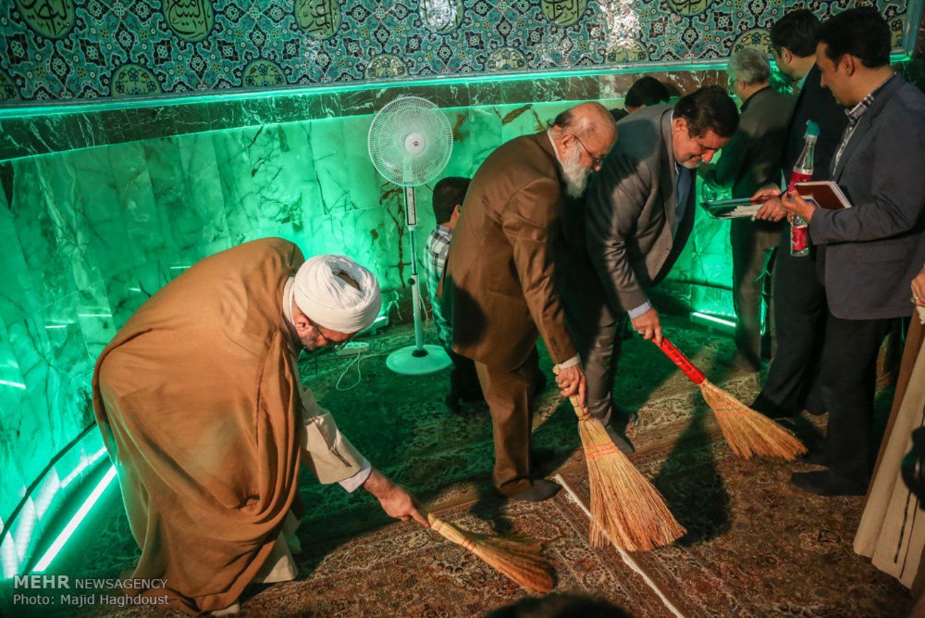 مراسم غبار روبی مسجد جامع نارمک با حضور مهدی چمران رئیس شورای شهر تهران برگزار شد.