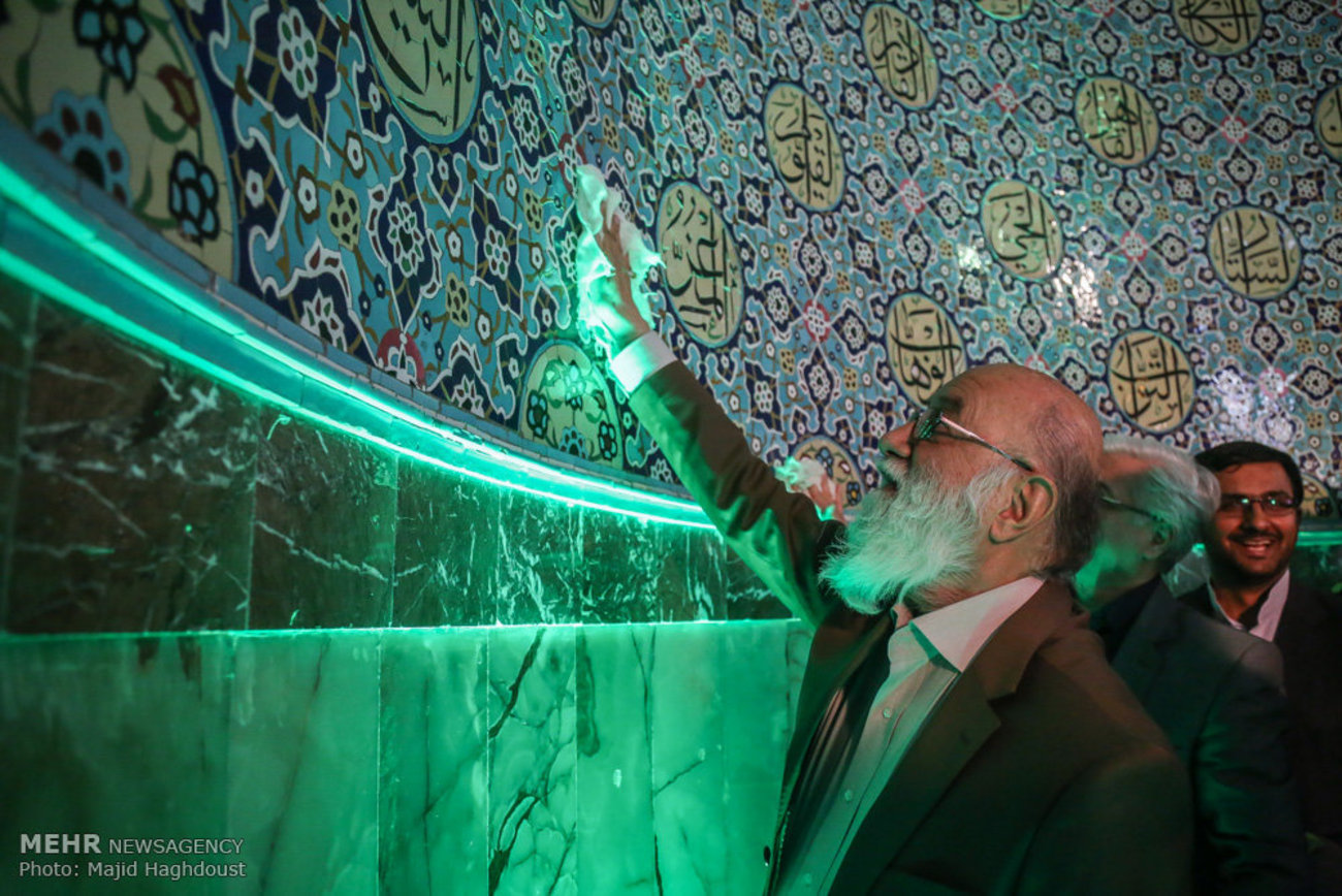 مراسم غبار روبی مسجد جامع نارمک با حضور مهدی چمران رئیس شورای شهر تهران برگزار شد.