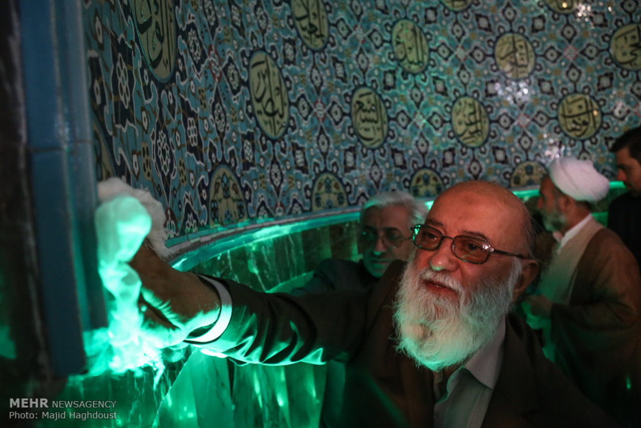 مراسم غبار روبی مسجد جامع نارمک با حضور مهدی چمران رئیس شورای شهر تهران برگزار شد.