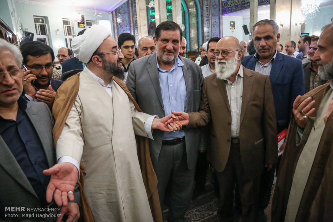 مراسم غبار روبی مسجد جامع نارمک با حضور مهدی چمران رئیس شورای شهر تهران برگزار شد.