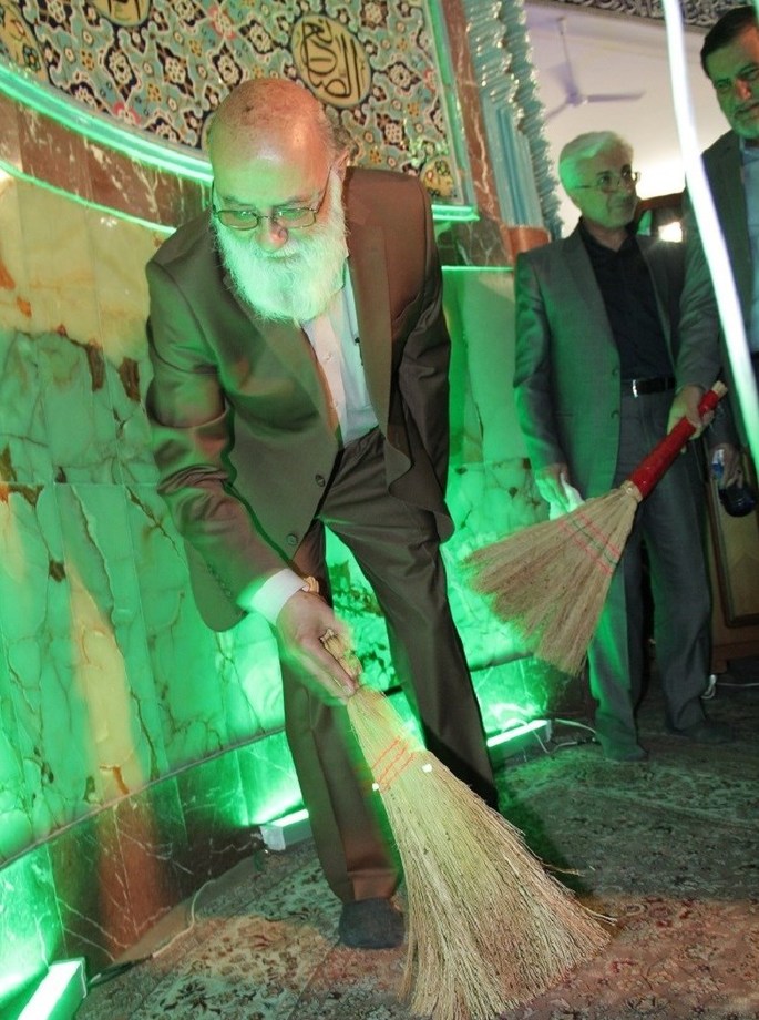 مراسم غبار روبی مسجد جامع نارمک با حضور مهدی چمران رئیس شورای شهر تهران برگزار شد.