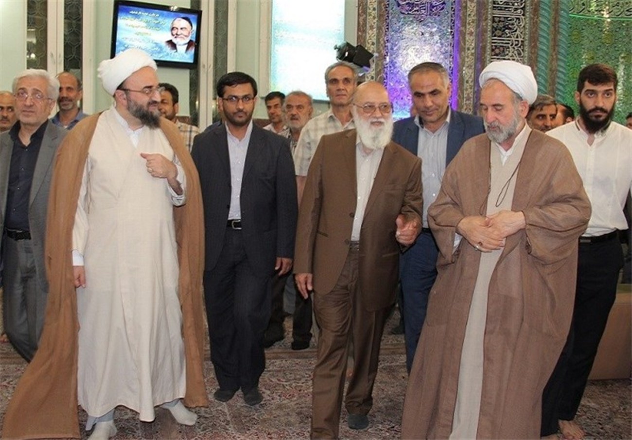 مراسم غبار روبی مسجد جامع نارمک با حضور مهدی چمران رئیس شورای شهر تهران برگزار شد.