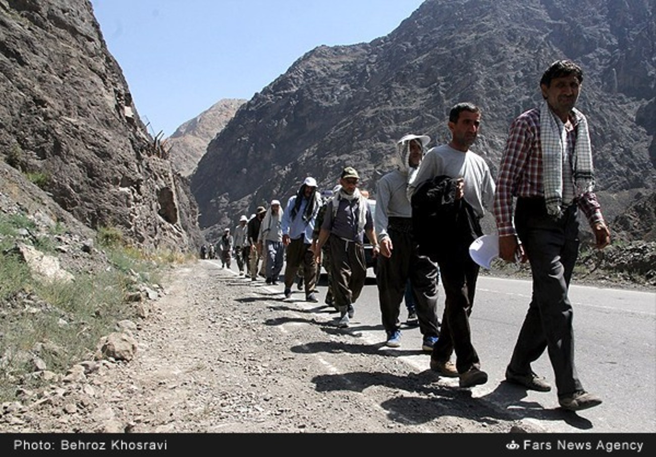 کاروان صد نفره زائران پیاده آملی مسافت 200 کیلومتری را برای رسیدن به حرم مطهر امام خمینی(ره) طی می کنند.