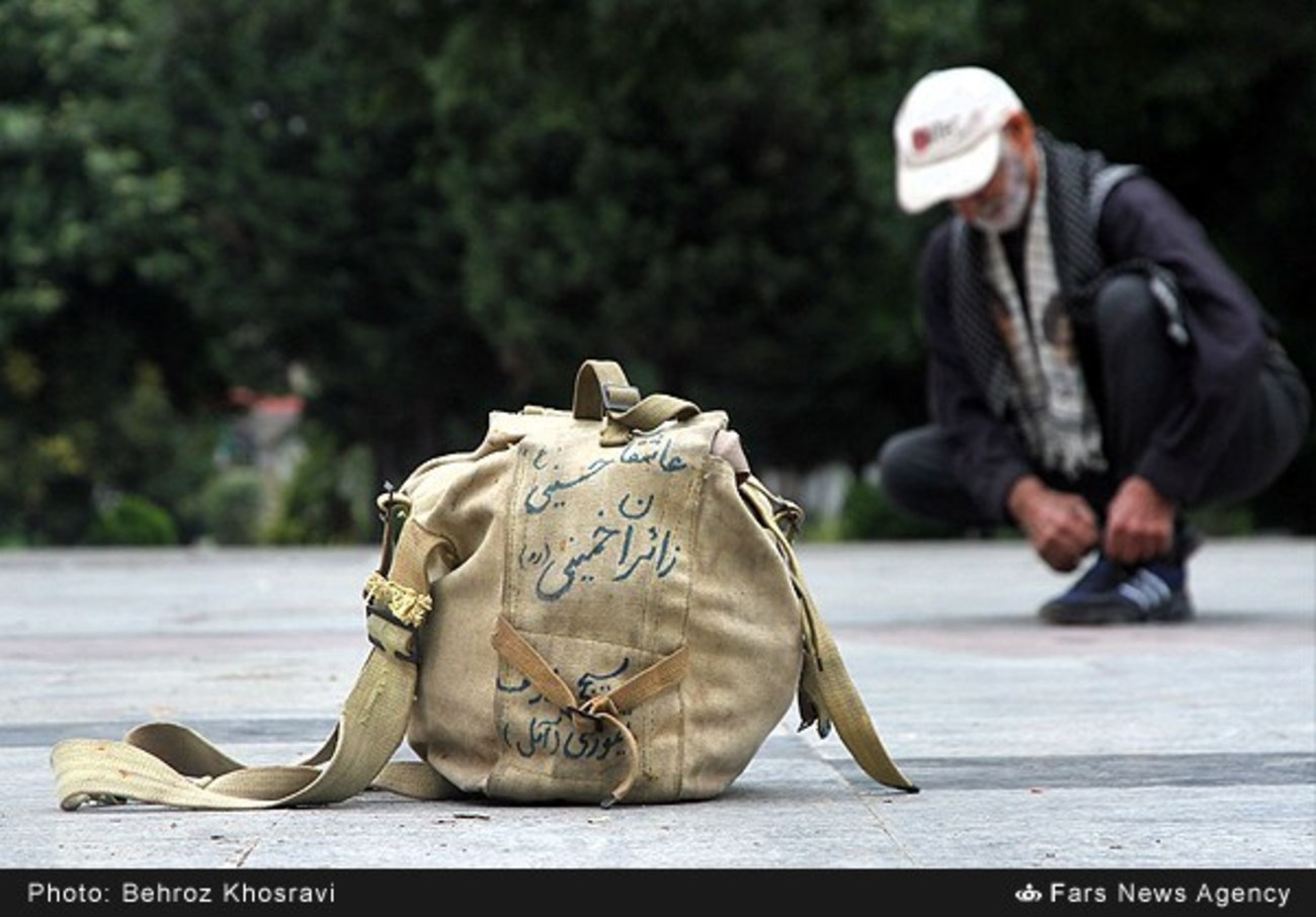 کاروان صد نفره زائران پیاده آملی مسافت 200 کیلومتری را برای رسیدن به حرم مطهر امام خمینی(ره) طی می کنند.