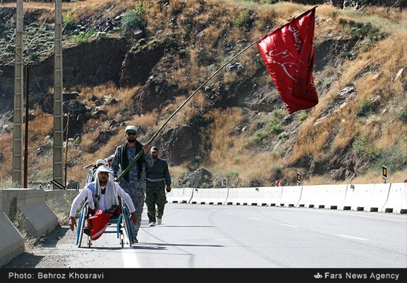 کاروان صد نفره زائران پیاده آملی مسافت 200 کیلومتری را برای رسیدن به حرم مطهر امام خمینی(ره) طی می کنند.
