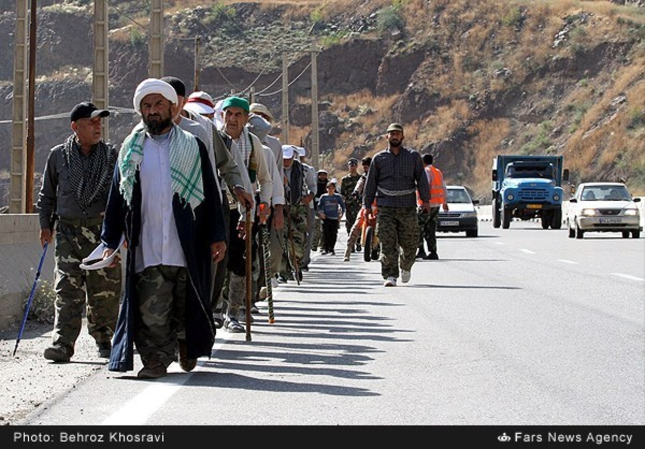 کاروان صد نفره زائران پیاده آملی مسافت 200 کیلومتری را برای رسیدن به حرم مطهر امام خمینی(ره) طی می کنند.