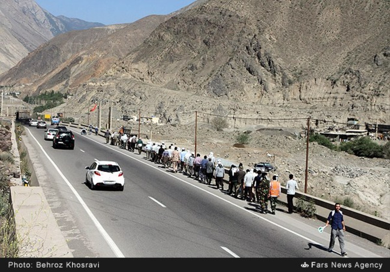 کاروان صد نفره زائران پیاده آملی مسافت 200 کیلومتری را برای رسیدن به حرم مطهر امام خمینی(ره) طی می کنند.