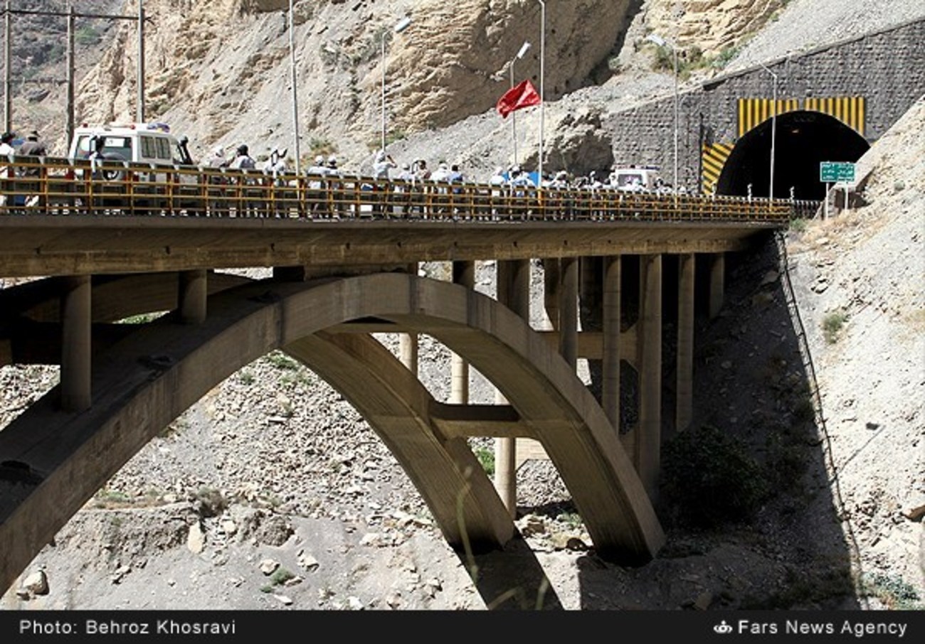 کاروان صد نفره زائران پیاده آملی مسافت 200 کیلومتری را برای رسیدن به حرم مطهر امام خمینی(ره) طی می کنند.