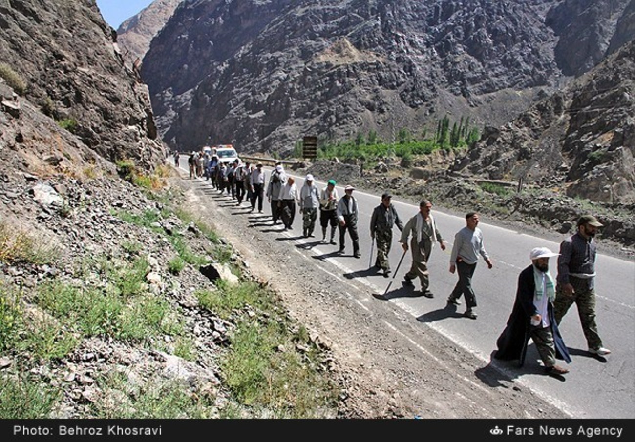 کاروان صد نفره زائران پیاده آملی مسافت 200 کیلومتری را برای رسیدن به حرم مطهر امام خمینی(ره) طی می کنند.