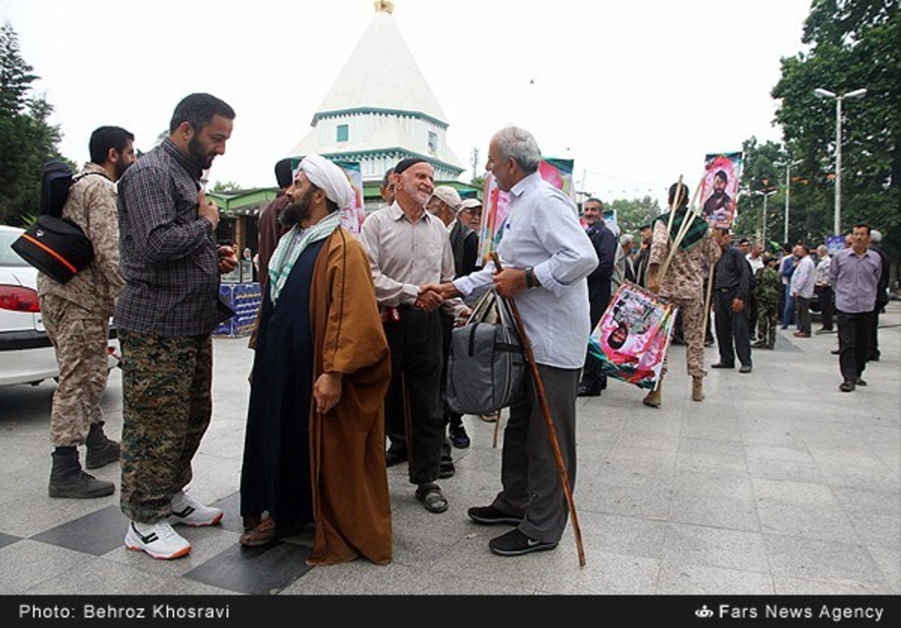 کاروان صد نفره زائران پیاده آملی مسافت 200 کیلومتری را برای رسیدن به حرم مطهر امام خمینی(ره) طی می کنند.