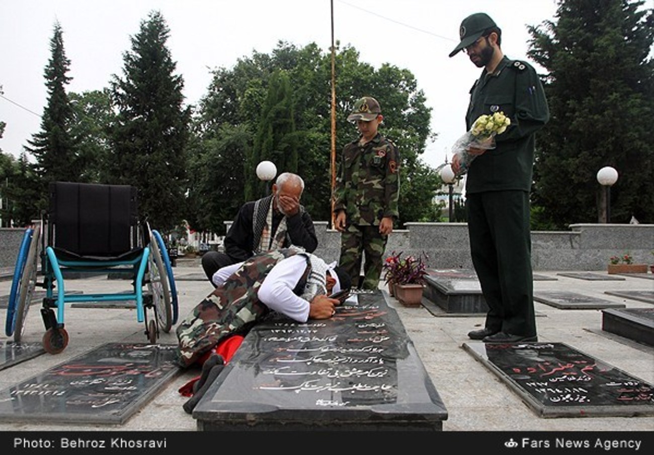 کاروان صد نفره زائران پیاده آملی مسافت 200 کیلومتری را برای رسیدن به حرم مطهر امام خمینی(ره) طی می کنند.