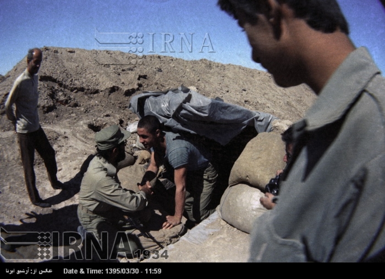 مصطفی چمران در جبهه های جنگ ایران با عراق در منطقه جنوب، حضور دارد.